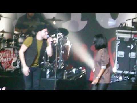 Olly Murs concert in Paris - " Dear Darlin " Feat Alizée ( Video 4)