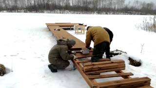 Мостик на пруду для рыбалки