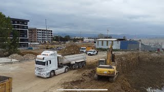 Sumitomo Excavator Kamyonlara Yükleme yapıyor