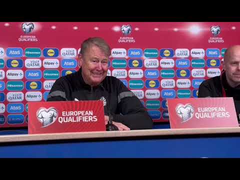 Age Hareide, Islands Nationaltrainer mit seinem Captain