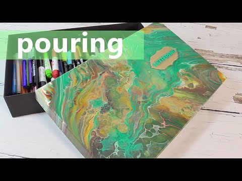 Caja de cartón decorada con la técnica pouring o vertido de pintura