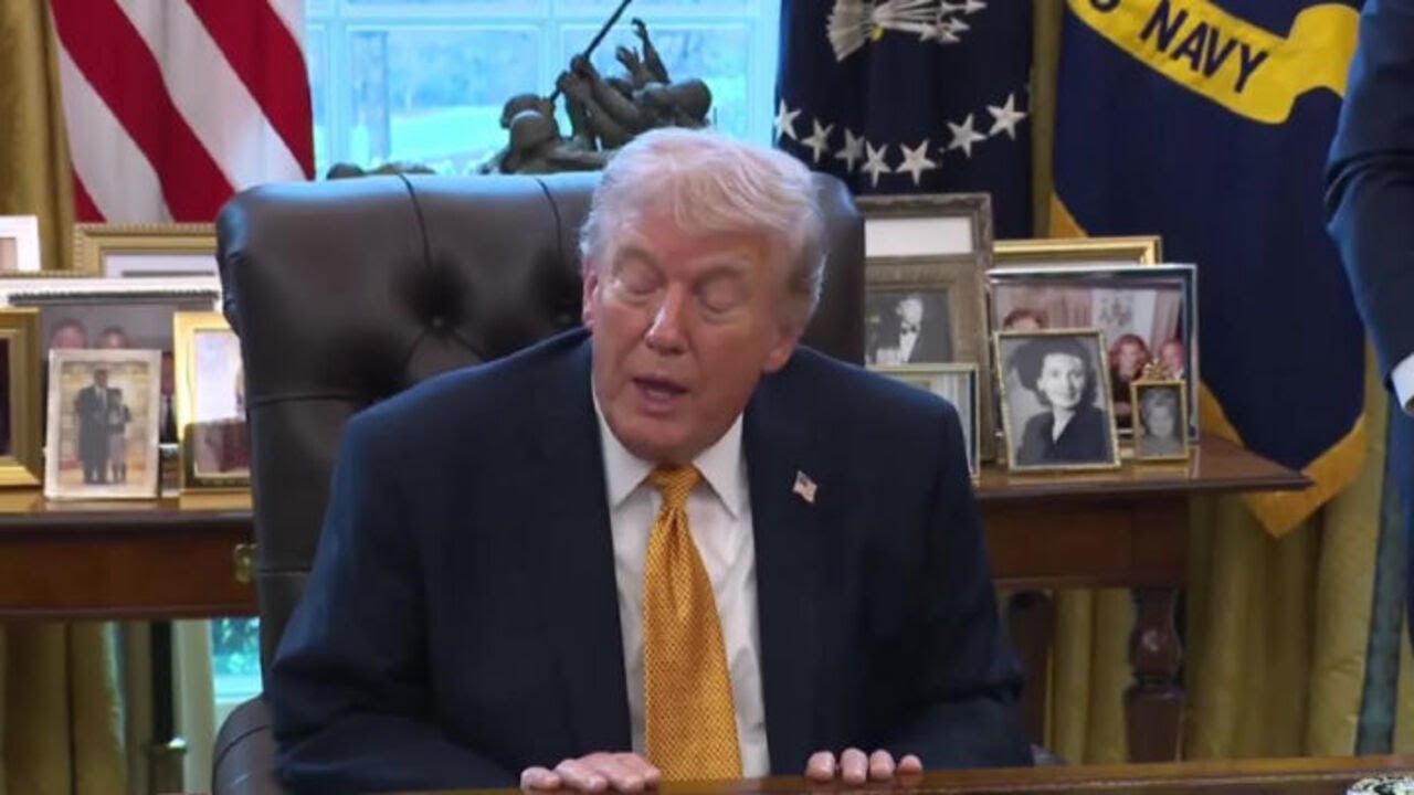 Trump mostra il modellino del Bombardiere B-2 Spirit ai giornalisti nello Studio Ovale