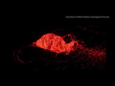 ハワイのキラウエア火山で溶岩が絵のように美しい「ドームの泉」を形成している (Lava forms picturesque 'dome fountain' at Hawaii's Kilauea volcano)