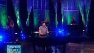 Gavin DeGraw performs &#39;In Love with a Girl&#39; on Ellen
