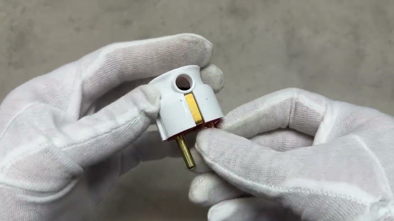 Вилка штепсельная LXL 325WHP из заземлением угловая белая