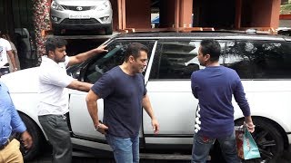 Download lagu Salman Khan's Grand Entry In His Lavish Car At Arpita Khan's Ganpati Celebrations mp3 Download lagu Salman Khan's Grand Entry In His Lavish Car At Arpita Khan's Ganpati Celebrations mp3