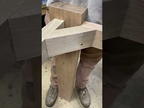 This is by far my favorite way to secure table legs to the aprons. 🤘🏽🤘🏽