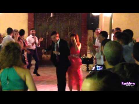 Sorpresa agli sposi: il ballo lento diventa...