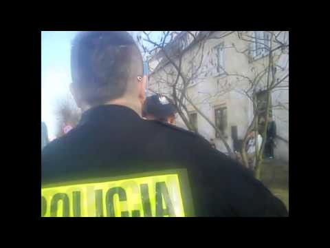 Pomógł dzieciom zdjąć piłkę z drzewa
