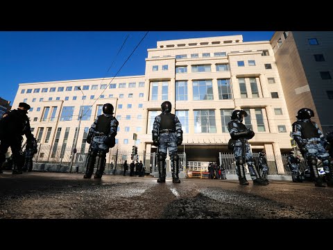 Russische Polizei nimmt mehr als 200 Personen vor Gerichtsgebäude in Moskau fest