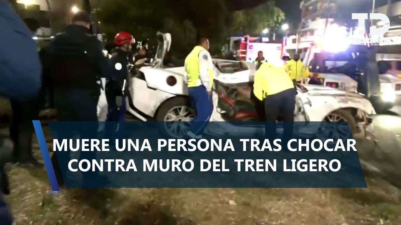Auto deportivo se incrusta en muro del Tren Ligero sobre calzada de Tlalpan; hay una persona muerta