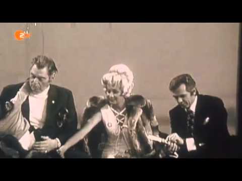 Johnny Weissmuller: Funny chimpanzee "Cheetah" steels wife's wig in 1971 German TV show