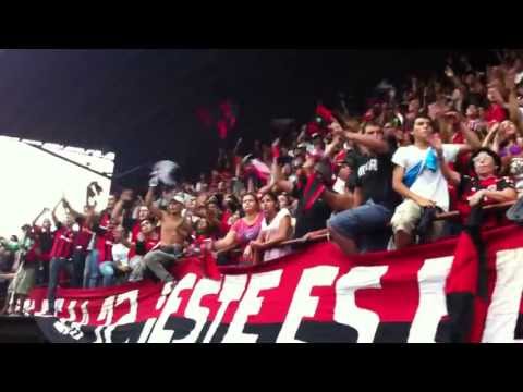 "La Doce alentando a la LDA antes del Clásico 2013-04-13" Barra: La 12 • Club: Alajuelense