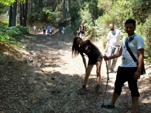 CON I PIEDI PER TERRA