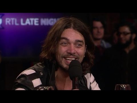 Waylon zingt stukje Rowwen Hèze  - RTL LATE NIGHT
