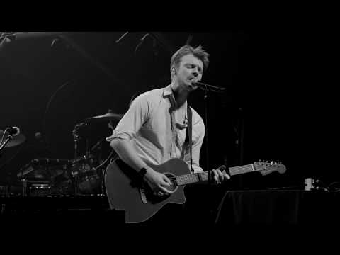 FINNEAS - Let's Fall In Love For The Night - LIVE