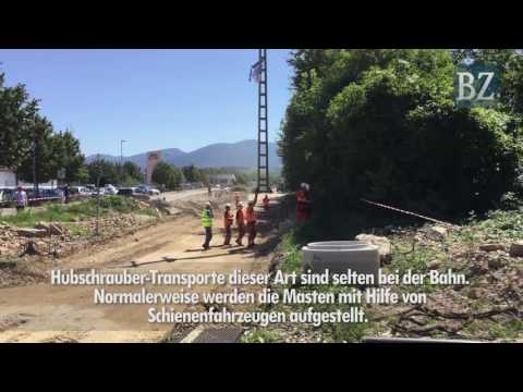 Helikopter fliegt tonnenschwere Masten über Neuenburg