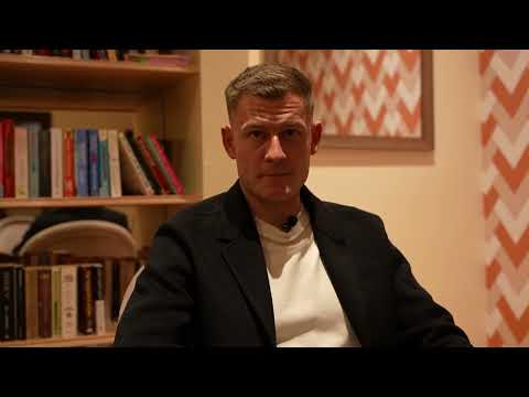 Alfred Finnbogason forklarer signeringen av Mads Bomholt