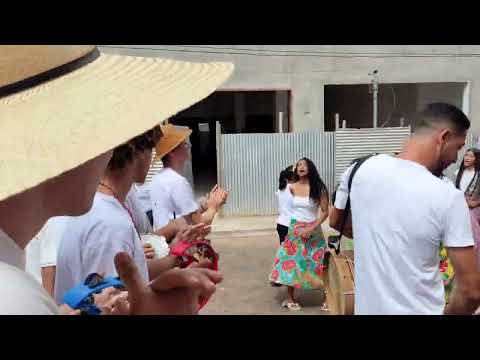 CIMAR ENSINANDO A JUVENTUDE DE MINAS NOVAS, MINAS GERAIS, BRASIL, OS CANTOS E DANÇAS TRADICIONAIS