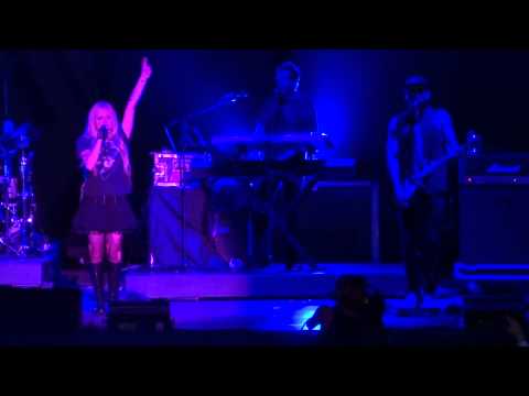 Here's To Never Growing Up & Girlfriend - Avril Lavigne Live Wham Bam 2013
