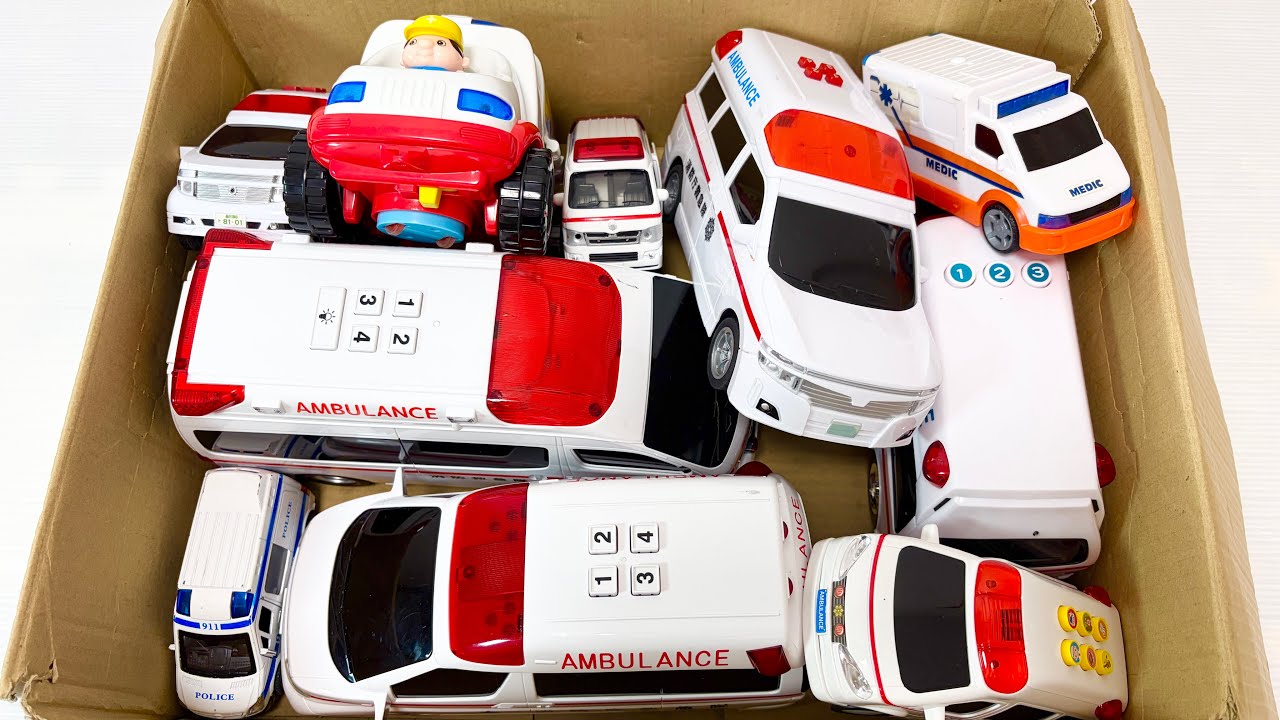 箱に救急車のミニカーを集めました。チェックして坂道を走行テストしましたよ☆