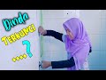 Dinda Locked In The Bathroom