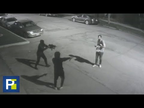 With high-caliber weapons, two men assault a man in the street and steal his belongings.