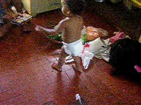 Clarinha dando os primeiros passos