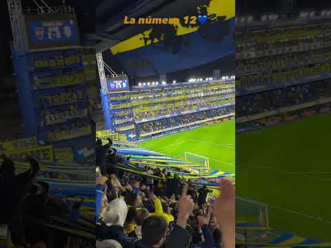 "Somos de la gloriosa número 12" Barra: La 12 &bull; Club: Boca Juniors
