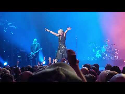 Shirley Manson Garbage - Bondi Beach, Beach Balls into Queer.. December 14 2025