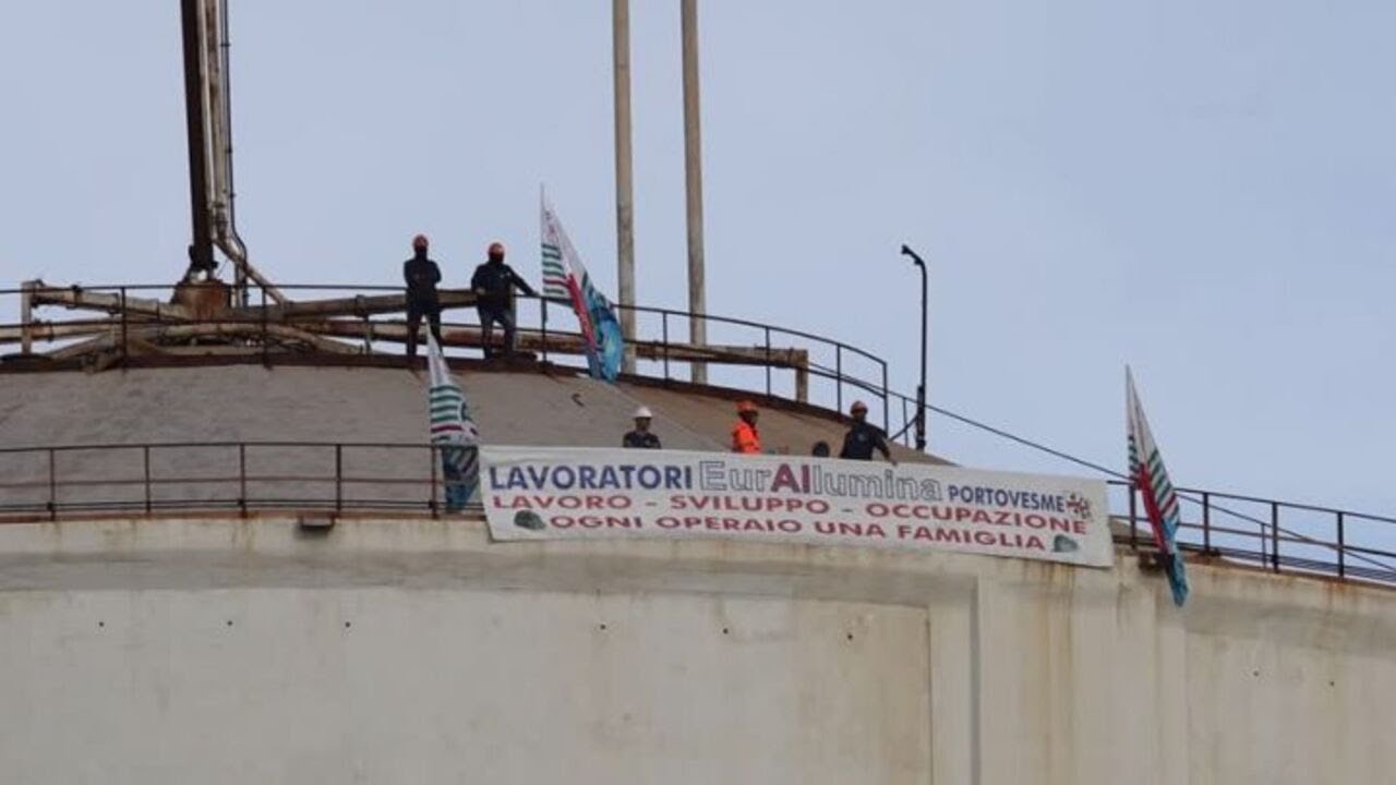 Eurallumina, operai a 40 metri su un silo: "Il Mimit ci convochi"