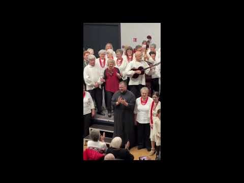 Svečenik pjeva u KUD - u HD