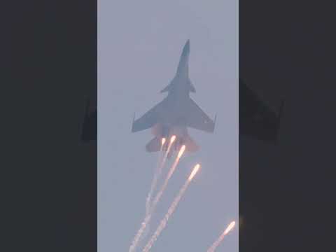 IAF Sukhoi Su-30MKI Fighter Jet Releasing Flares during Chennai Air Show 2024