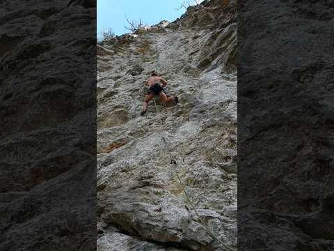 Unreal, Fisurile suspendate, lower crux, close to fall