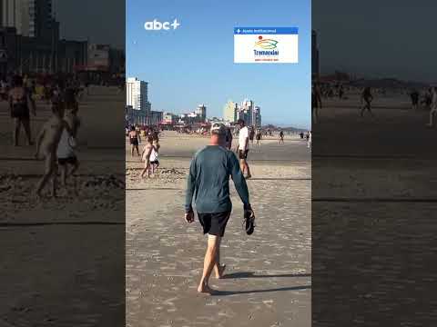 Chocolatão volta e afasta banhistas do mar em Tramandaí