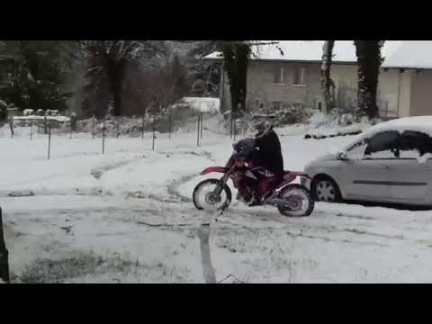 jordan 3 ans, en moto ,sur la neige