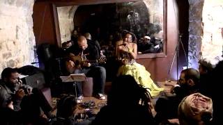 Bijoux acoustic organisé par Ajahlove Valerie Bélinga au micro et christophe Denis