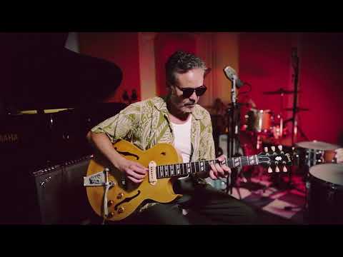 Jingle Bells – Twanguero (Official Video)