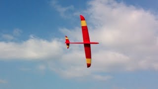 preview picture of video 'Skywalker 2m (80) F3F RC glider at the Villerest slope.'