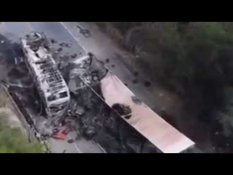 TRAGÉDIA NA BR-251: ÔNIBUS PEGA FOGO APÓS BATIDA COM CARRETA E DEIXA 8 MORTOS EM MINAS GERAIS!
