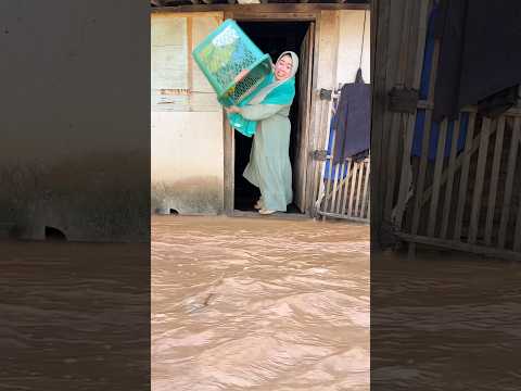 NYUCI BAJU DI AIR KERUH