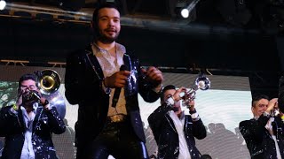 Banda los Sebastianes con Sebastián yatra ( En vivo ) - Un Año