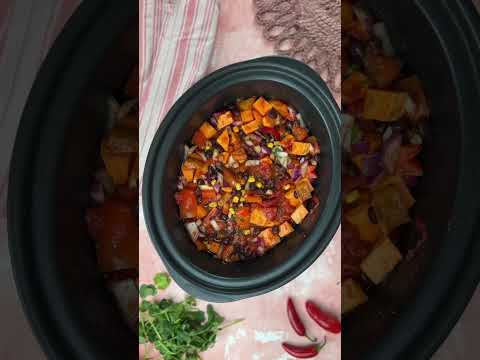 SLOW COOKER VEGGIE CHILLI! Gluten free and vegan! #glutenfree #slowcooker #vegan #chillirecipe