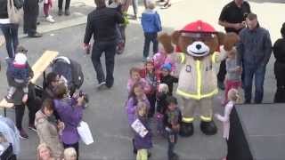 Brannbamsen Bjørnis har laget sin egen vri av brannmannsangen.