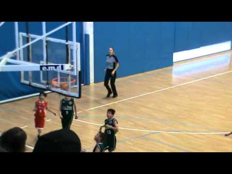 Jordi Cebrià entrada a l'últim segon al partit CB Cerdanyola A - CB i Unió Mini Blanc. Abril 2011