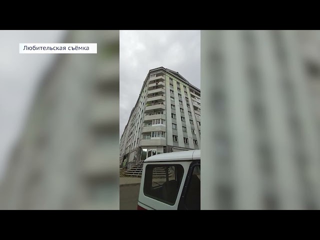 Полицейские спасли пенсионерку от падения с 8 этажа
