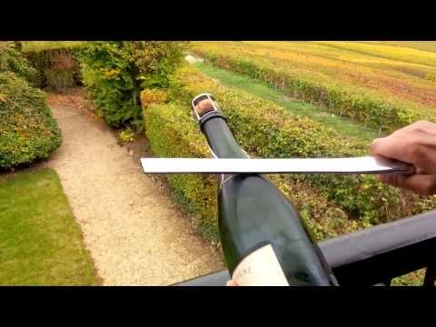 Sabrage d'un magnum de champagne (G.H. Mumm) au milieu des vignes.
