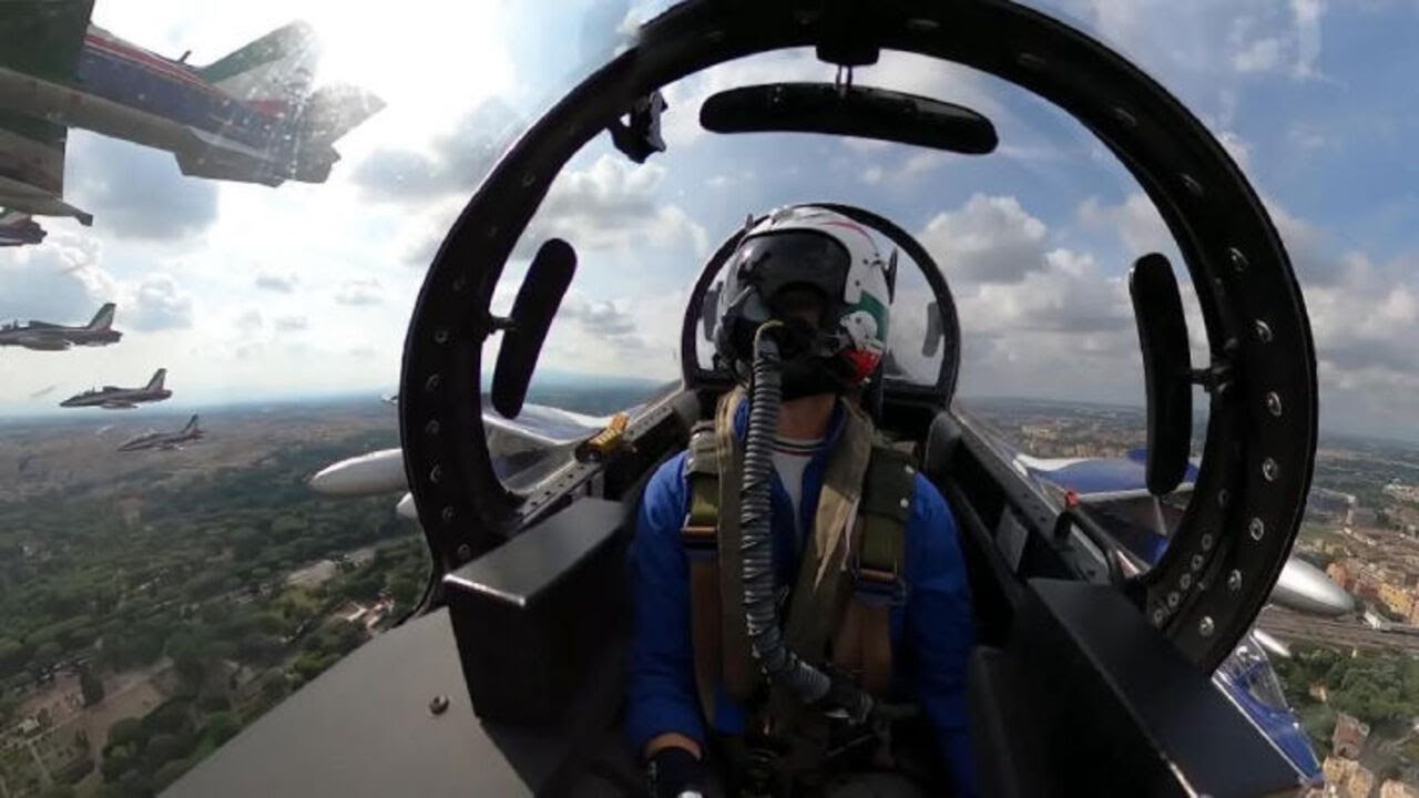 Frecce Tricolori sorvolano Roma per la Festa della Repubblica, il video dalla cabina di pilotaggio