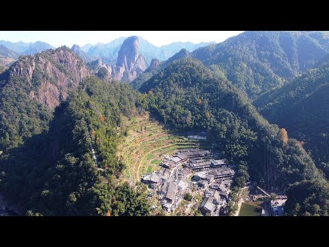 在中国火山地质公园山脉中发现一个古村，富裕安宁，世外桃源一样的景色︱An ancient village was discovered in the volcanic geological park.