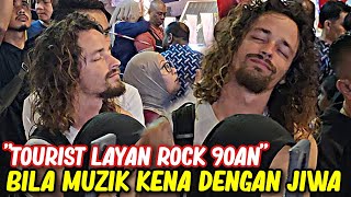 Download lagu Tutup mata sambil tersenyum reaksi Mat Salleh menjiwai bait-bait lirik dan muzik lagu Rock 90an mp3 Download lagu Tutup mata sambil tersenyum reaksi Mat Salleh menjiwai bait-bait lirik dan muzik lagu Rock 90an mp3